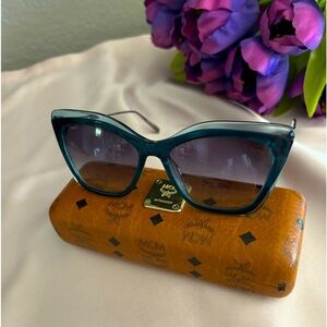 ❤️MCM Sunglasses 🆕 in original box with the cleaning cloth
